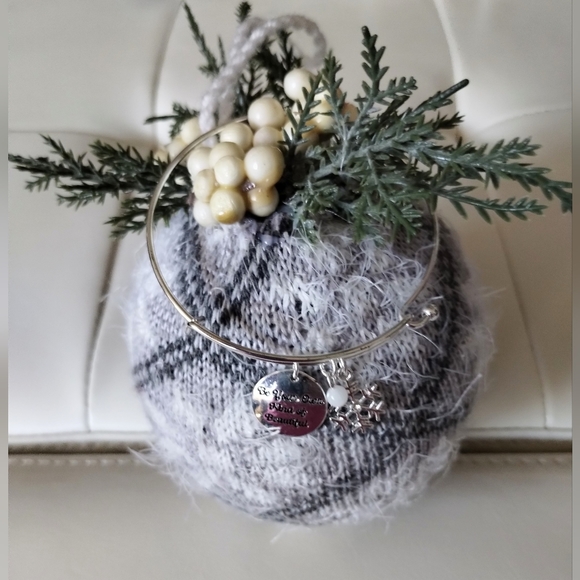 Avon Precious Charms Christmas Time Winter Themed Snowflake Bangle Bracelet - Picture 3 of 16